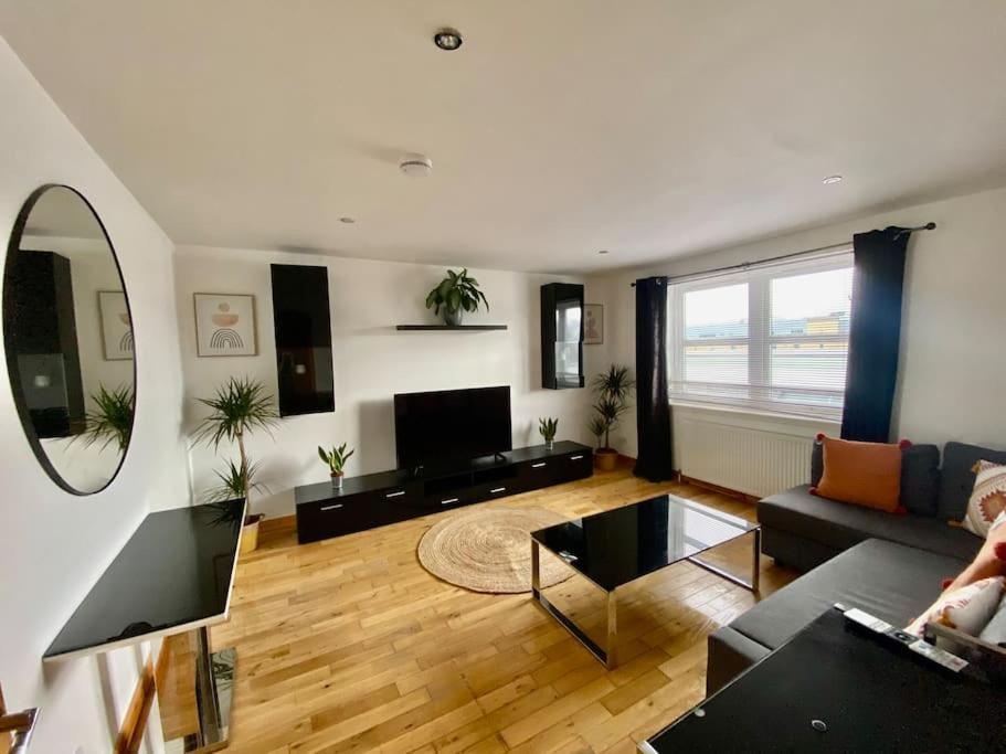 City Centre Apartment Next To Bus And Train Station Inverness Zewnętrze zdjęcie
